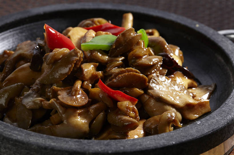 无人,横图,俯视,室内,特写,白天,烹饪,中餐,餐桌,桌子,辣椒,蔬菜,阴影,新鲜,反射,影子,陶瓷,菌菇,调料,酱料,酱汁,佐料,料理,食品,陶瓷制品,调味品,调味料,菌类,酱,菜肴,美食,食物,一个,红色,绿色,容器,碗,中式,食用菌,佳肴,有机食品,绿色食品,单个,餐台,中华料理,储藏,真菌,储存,辣角,红海椒,大椒,辣虎,广椒,辣子,红辣椒,海椒,番椒,彩图,高角度拍摄,贮存,shjb1,菌菇煲