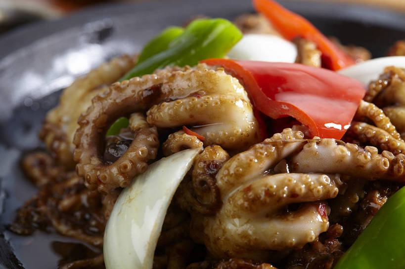 海鲜,无人,横图,俯视,室内,特写,白天,烹饪,中餐,章鱼,辣椒,蔬菜,洋葱,餐具,一堆,许多,堆叠,堆积,新鲜,碟子,盘,料理,食品,很多,水产,菜肴,美食,海洋生物,食物,一个,红色,绿色,白色,黑色,盘子,碟,中式,佳肴,绿色食品,单个,中华料理,堆,石吸,死牛,望潮,坐蛸,玉葱,水生动物,海产品,水生物,海底动物,有机食物,辣角,红海椒,大椒,辣虎,广椒,荷兰葱,石居,八爪鱼,圆葱,洋葱头,球葱,辣子,红辣椒,海椒,番椒,葱头,彩图,高角度拍摄,shjb1