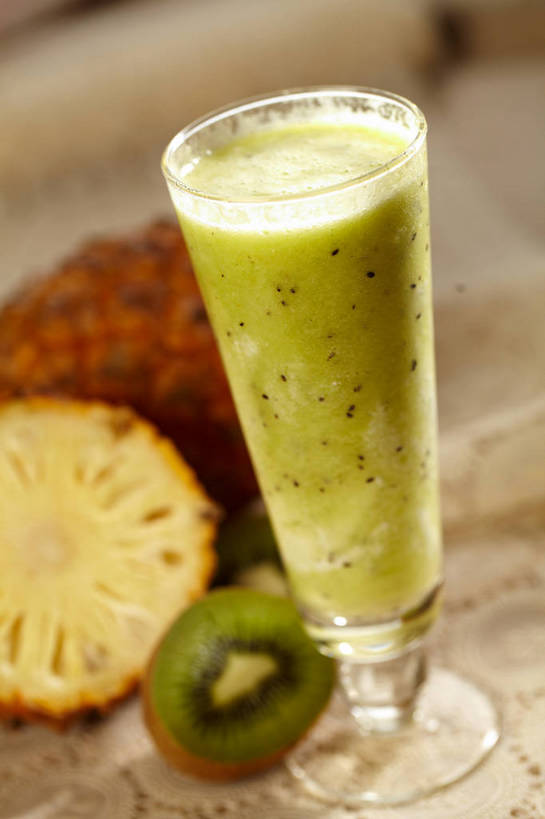 果汁,无人,竖图,俯视,室内,特写,白天,餐桌,桌子,菠萝,猕猴桃,杯子,水果,切开,朦胧,模糊,新鲜,生食,食品,果实,饮品,玻璃制品,食物,饮料,三个,一个,黄色,绿色,水杯,切,猕猴桃汁,有机食品,绿色食品,单个,餐台,可口,剖面,切面,适口,玻璃杯,奇异果,猕猴梨,凤梨,彩图,高角度拍摄,shjb1