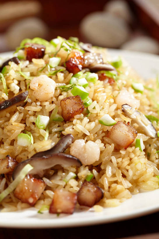 海鲜,米饭,无人,竖图,俯视,室内,特写,白天,烹饪,中餐,石头,餐桌,桌子,蔬菜,餐具,一堆,许多,堆叠,堆积,朦胧,模糊,新鲜,木制,碟子,盘,石子,陶瓷,葱,菌菇,青葱,香菇,炒饭,虾,料理,食品,陶瓷制品,饭,很多,菌类,水产,菜肴,美食,海洋生物,食物,两个,盘子,木制品,碟,中式,鹅卵石,食用菌,佳肴,有机食品,绿色食品,对虾,餐台,中华料理,堆,五谷,真菌,水生动物,海产品,水生物,按摩石,海底动物,椎茸,石块,彩图,高角度拍摄,鲜虾炒饭,平庄菇,香菌,香蕈,shjb1