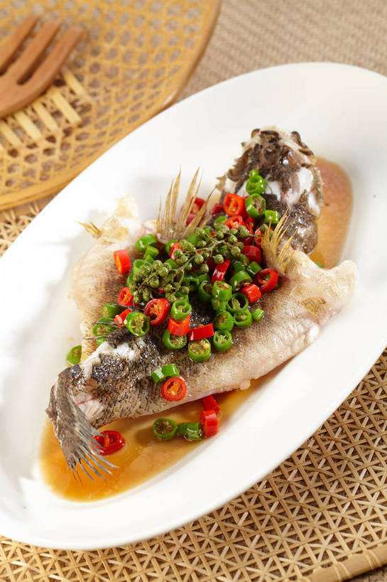 无人,竖图,俯视,室内,特写,白天,烹饪,中餐,餐桌,桌子,辣椒,蔬菜,餐具,一条,切开,新鲜,木制,鱼,叉子,碟子,盘,青椒,调料,调味,酱料,酱汁,香料,佐料,料理,食品,调味品,调味料,竹扁,酱,菜肴,美食,鱼类,食物,三个,红色,绿色,盘子,木制品,碟,切,中式,佳肴,有机食品,绿色食品,竹编,餐台,中华料理,鲈鱼,花椒,山椒,配料,清蒸,剖面,餐叉,切面,辣角,红海椒,大椒,辣虎,广椒,作料,花鲈,鲈板,鲈子鱼,广东菜,粤菜,大花椒,狗椒,红花椒,青花椒,蜀椒,香椒,进餐用具,辣子,红辣椒,红椒,海椒,番椒,彩图,高角度拍摄,清蒸菜,麻椒,清蒸鲈鱼,shjb1