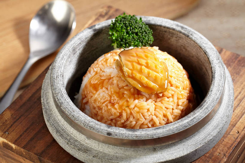 海鲜,米饭,无人,横图,俯视,室内,特写,白天,烹饪,中餐,餐桌,桌子,蔬菜,金属制品,新鲜,金属,木制,勺子,陶瓷,西兰花,调料,酱料,酱汁,肉,鱼肉,佐料,料理,食品,案板,陶瓷制品,饭,调味品,调味料,水产,酱,菜肴,美食,肉类,海洋生物,砧板,食物,两个,绿色,木制品,容器,调羹,汤匙,碗,中式,鲍鱼,佳肴,有机食品,绿色食品,餐台,中华料理,储藏,石决明,五谷,储存,水生动物,海产品,水生物,肉食,海底动物,鳆鱼,镜面鱼,明目鱼,甘蓝花,彩图,高角度拍摄,绿菜花,绿花菜,青花菜,蔬菜皇冠,贮存,shjb1,鲍鱼捞饭,捞饭