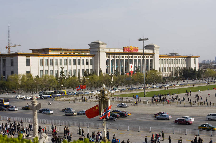 人群,横图,彩色,室外,白天,旅游,度假,美景,城市风光,城市,建筑,指示牌,北京,天安门广场,中国,亚洲,标志,景观,纪念碑,历史,娱乐,标识,红旗,建筑物,红色,享受,休闲,景色,放松,摄影,纪念,政治,东亚,发展,人民英雄纪念碑,中华人民共和国,毛主席纪念堂,发达,共产主义,毛泽东纪念堂,彩图,旅行,高楼,红,bj174