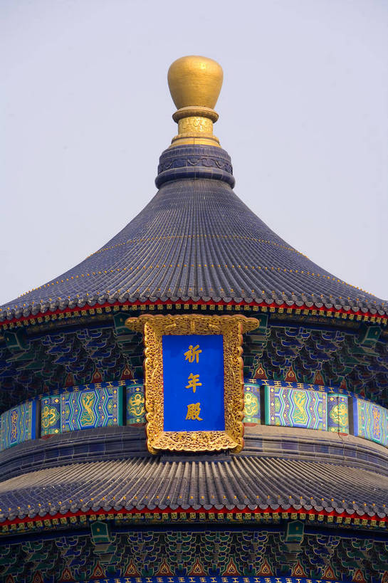 天坛,寺庙,竖图,彩色,室外,特写,白天,旅游,度假,名胜古迹,楼梯,标志建筑,地标,建筑,雕塑,北京,中国,亚洲,局部,遗迹,艺术,装饰,雕刻,雕像,浮雕,屋顶,文化遗产,艺术品,首都,瓦,顶,古迹,历史,文物,娱乐,建设,古建筑,建筑物,古代,天空,工艺品,享受,休闲,旅游胜地,放松,精神,摄影,宗教,纪念,砖瓦,美术,神圣,中国文化,主题,陈列,古文明,东亚,首府,中华人民共和国,功能,美学,古远,彩图,旅行,庙,寺,传统文化,bj174