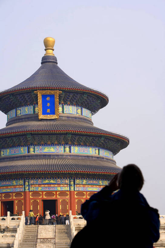 天坛,寺庙,竖图,彩色,室外,特写,白天,旅游,度假,名胜古迹,楼梯,标志建筑,地标,建筑,雕塑,北京,中国,亚洲,局部,遗迹,艺术,装饰,雕刻,雕像,浮雕,屋顶,文化遗产,艺术品,首都,瓦,顶,古迹,历史,文物,娱乐,建设,古建筑,建筑物,古代,天空,工艺品,享受,休闲,旅游胜地,放松,精神,摄影,宗教,纪念,砖瓦,美术,神圣,中国文化,主题,陈列,古文明,东亚,首府,中华人民共和国,功能,美学,古远,男人,彩图,旅行,庙,寺,传统文化,bj174