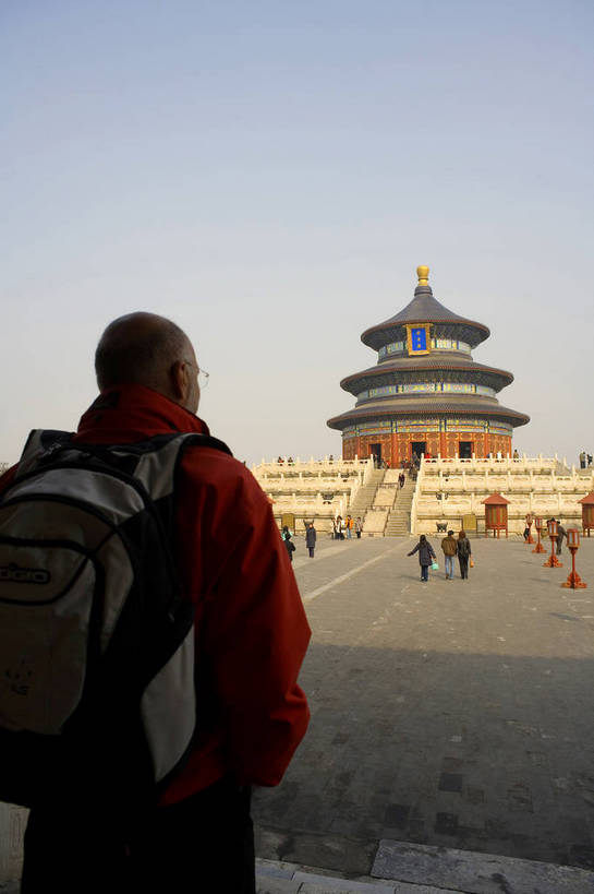 天坛,寺庙,竖图,彩色,室外,特写,白天,旅游,度假,名胜古迹,楼梯,标志建筑,地标,建筑,雕塑,北京,中国,亚洲,局部,遗迹,艺术,装饰,雕刻,雕像,浮雕,屋顶,文化遗产,艺术品,首都,瓦,顶,古迹,历史,文物,娱乐,建设,古建筑,建筑物,古代,天空,工艺品,享受,休闲,旅游胜地,放松,精神,摄影,宗教,纪念,砖瓦,美术,神圣,中国文化,主题,陈列,古文明,东亚,首府,中华人民共和国,功能,美学,古远,男人,彩图,旅行,庙,寺,传统文化,bj174