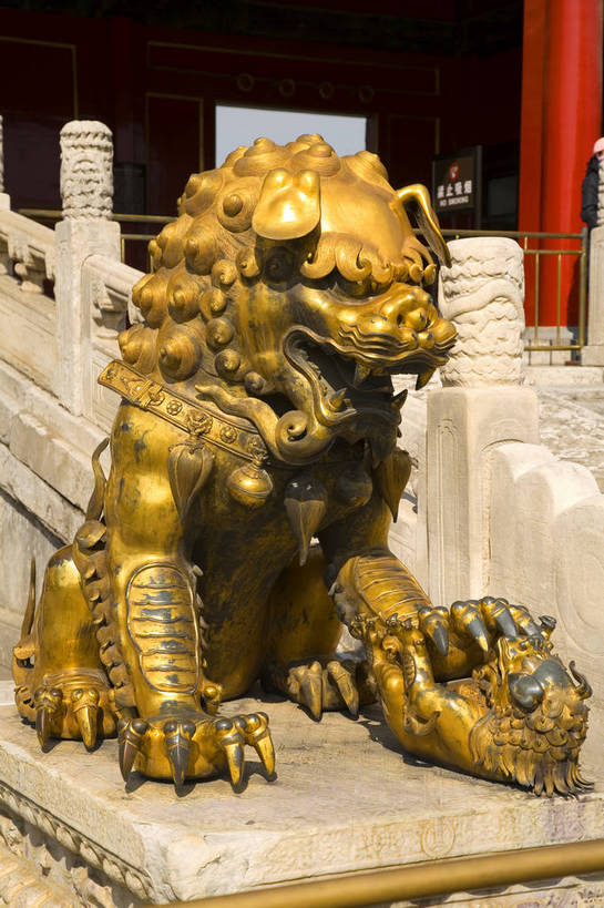 故宫,宫殿,竖图,彩色,室外,白天,旅游,建筑,狮子,金属制品,雕塑,北京,中国,亚洲,局部,金属,龙,雕刻,雕像,塑像,首都,历史,建筑物,古代,蓝色,容器,紫禁城,闪耀,橙色,竖,摄影,储藏,严肃,部分,固定,蓝,权威,缸,铜,闪烁,镀金,储存,中国文化,狮,东亚,结实,首府,青铜,中华人民共和国,安稳,牢固,可靠,权力,威严,权势,闪动,闪灼,古远,巩固,坚固,牢靠,势力,尊严,橙,彩图,旅行,贮存,传统文化,bj174