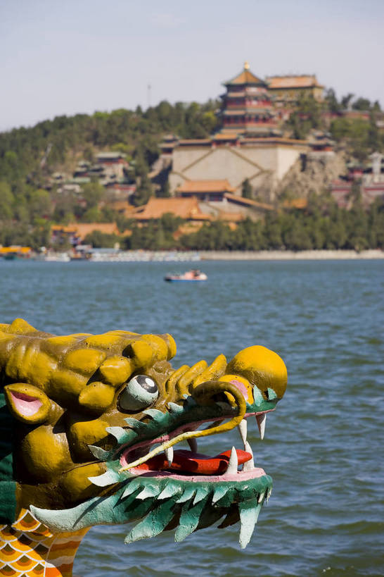 公园,颐和园,寺庙,宫殿,竖图,彩色,室外,白天,旅游,湖,建筑,船,雕塑,北京,中国,亚洲,清澈,神话,龙,雕刻,雕像,塑像,亭子,文化遗产,小船,首都,历史,建筑物,树,古代,天空,休闲,竖,摄影,活动,严肃,明亮,权威,权利,文明,中国文化,东亚,海淀区,万寿山,昆明湖,首府,中华人民共和国,北京市,京,北平,华北地区,权力,威严,权势,皇家园林,古远,空闲,明澈,清彻,清亮,清漪园,势力,尊严,彩图,旅行,庙,寺,传统文化,艇,bj174