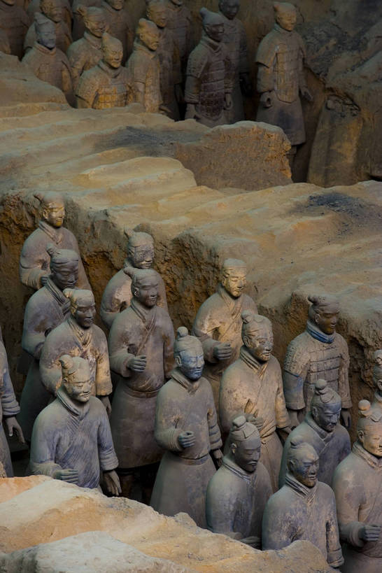 竖图,彩色,室内,特写,白天,旅游,度假,名胜古迹,标志建筑,地标,建筑,雕塑,兵马俑,西安,中国,亚洲,许多,士兵,局部,遗迹,艺术,装饰,雕刻,雕像,浮雕,塑像,泥土,文化遗产,艺术品,很多,古迹,历史,文物,娱乐,建设,古建筑,建筑物,古代,工艺品,享受,休闲,旅游胜地,放松,竖,摄影,古董,纪念,战士,美术,古物,文明,中国文化,主题,陈列,古玩,古文明,东亚,武装,陕西,陕西省,军队,中华人民共和国,功能,美学,古远,古代文明,一致,男人,男性,彩图,旅行,传统文化,服从,bj174