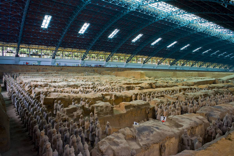 横图,彩色,室内,特写,白天,旅游,度假,名胜古迹,标志建筑,地标,建筑,雕塑,兵马俑,西安,中国,亚洲,许多,士兵,局部,遗迹,艺术,装饰,雕刻,雕像,浮雕,塑像,泥土,文化遗产,艺术品,很多,古迹,历史,文物,娱乐,建设,古建筑,建筑物,古代,工艺品,享受,休闲,旅游胜地,放松,摄影,古董,纪念,战士,美术,古物,文明,中国文化,主题,陈列,古玩,古文明,东亚,武装,陕西,陕西省,军队,中华人民共和国,功能,美学,古远,古代文明,一致,男人,男性,彩图,旅行,传统文化,服从,bj174