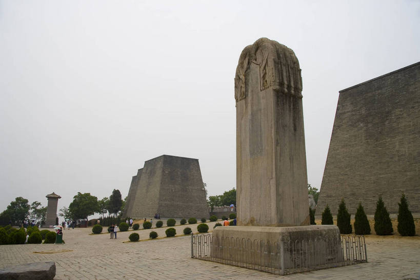 横图,彩色,室外,特写,白天,旅游,石头,道路,建筑,路,雕塑,兵马俑,西安,中国,亚洲,局部,艺术,装饰,雕刻,雕像,浮雕,石子,塑像,图案,图形,泥土,文化遗产,纪念碑,艺术品,历史,建筑物,古代,工艺品,墓地,摄影,纪念,美术,固定,陵墓,中国文化,主题,陈列,东亚,结实,陕西,陕西省,秦始皇陵,西安市,临潼,骊山,中华人民共和国,省会,功能,美学,安稳,牢固,可靠,西北地区,陕,古远,古代文明,巩固,坚固,牢靠,石,石块,彩图,旅行,临潼区,传统文化,秦陵,bj174