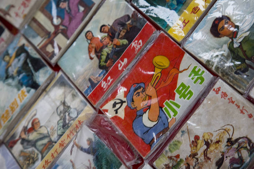 横图,彩色,室外,白天,购物,消费,北京,中国,亚洲,许多,破旧,陈旧,集市,市场,首都,很多,广告,古玩市场,零售,金融,摄影,古董,挑选,古物,旧的,残破,中国文化,连环画,选择,政治,选购,贸易,古玩,东亚,中华人民共和国,北京市,京,北平,华北地区,朝阳区,血拼,变化,差别,跳蚤市场,书,彩图,北京潘家园旧货市场,潘家园街道,潘家园旧货市场,小人书,招贴,传统文化,bj174