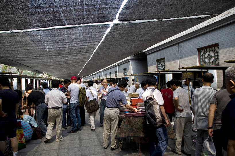 横图,彩色,室外,白天,购物,消费,北京,中国,亚洲,许多,破旧,陈旧,集市,市场,首都,很多,广告,古玩市场,零售,金融,摄影,古董,挑选,古物,旧的,残破,中国文化,选择,选购,贸易,古玩,东亚,中华人民共和国,北京市,京,北平,华北地区,朝阳区,血拼,变化,差别,跳蚤市场,书,彩图,北京潘家园旧货市场,潘家园街道,潘家园旧货市场,招贴,传统文化,bj174
