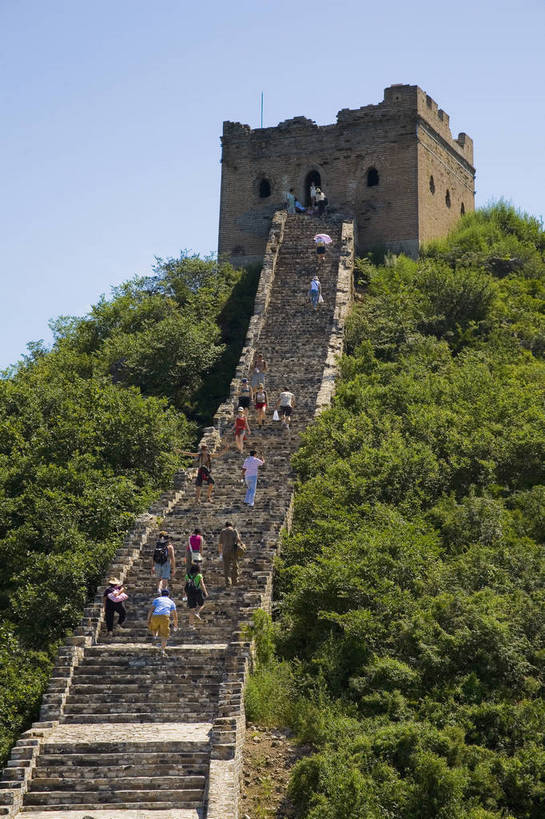 竖图,室外,白天,旅游,度假,名胜古迹,山,树林,植物,标志建筑,地标,建筑,北京,长城,中国,亚洲,清澈,遗迹,壮观,文化遗产,古迹,历史,文物,娱乐,干净,建设,古建筑,台阶,树,树木,古代,绿色,天空,自然,天,享受,休闲,石壁,旅游胜地,放松,古代建筑,生长,成长,保护,明亮,山区,中国文化,古文明,东亚,中华人民共和国,奇迹,古远,伟大,古代文明,明澈,清彻,清亮,司马台,司马台长城,彩图,旅行,目的地,传统文化,bj174