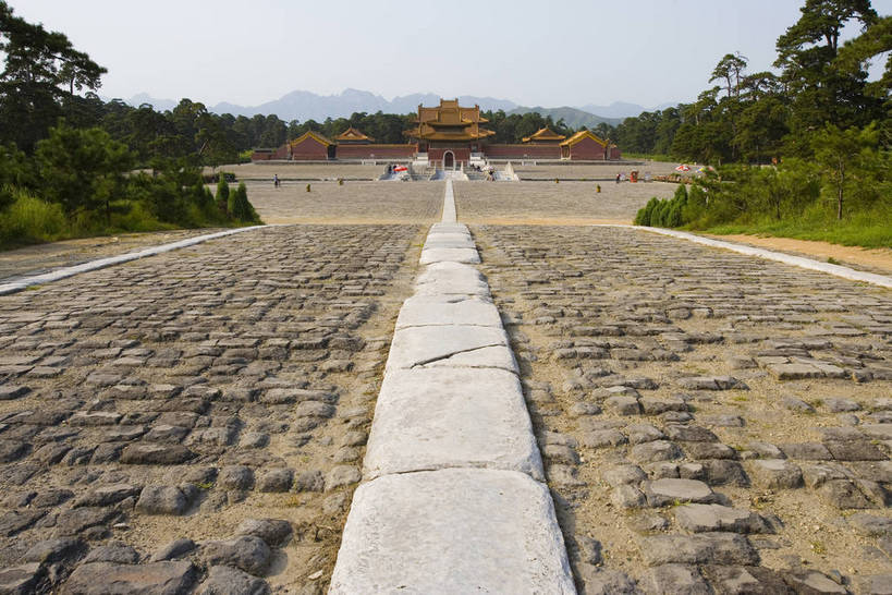 横图,彩色,旅游,度假,名胜古迹,山,标志建筑,道路,地标,建筑,松树,中国,亚洲,遗迹,瓦片,屋顶,文化遗产,古迹,文物,娱乐,建设,石路,古建筑,墙壁,红色,享受,休闲,旅游胜地,放松,摄影,古代建筑,中国文化,坚定,古文明,东亚,中华人民共和国,长寿,河北省,贞洁,旗,橙,彩图,旅行,目的地,道,传统文化,清西陵,bj174