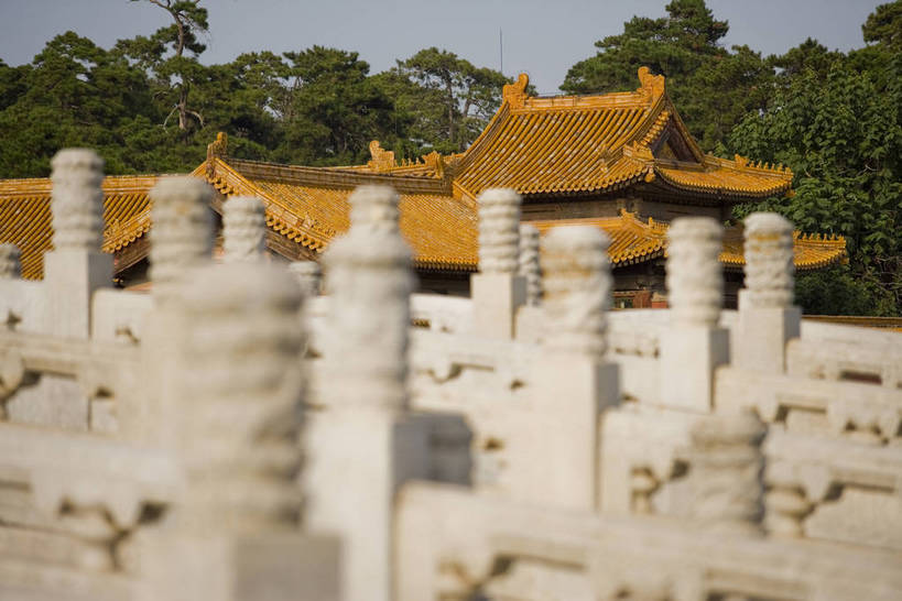 横图,彩色,室外,白天,旅游,度假,河流,名胜古迹,标志建筑,道路,地标,建筑,中国,亚洲,遗迹,瓦片,屋顶,文化遗产,桥,古迹,文物,娱乐,建设,石路,古建筑,墙壁,红色,享受,休闲,旅游胜地,放松,摄影,琉璃瓦,古代建筑,中国文化,古文明,东亚,中华人民共和国,河北省,橙,彩图,旅行,目的地,道,传统文化,清西陵,bj174