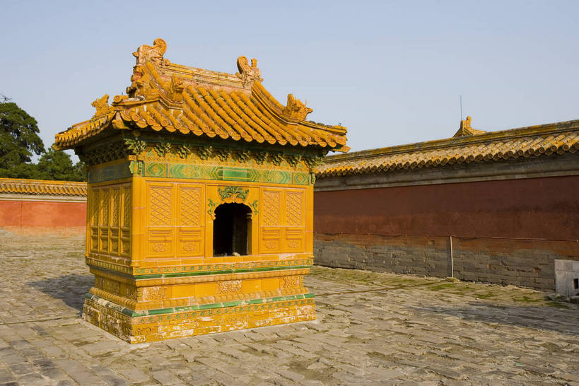 横图,彩色,旅游,度假,石头,名胜古迹,标志建筑,地标,建筑,旗帜,雕塑,中国,亚洲,遗迹,石子,瓦片,屋顶,文化遗产,瓦,古迹,历史,文物,娱乐,旗子,建设,古建筑,墙壁,古代,黄色,红色,享受,休闲,旅游胜地,放松,摄影,琉璃瓦,古代建筑,中国文化,古文明,东亚,中华人民共和国,河北省,旌旗,旗号,古远,古代文明,石块,岩石,橙,彩图,旅行,目的地,传统文化,清西陵,bj174
