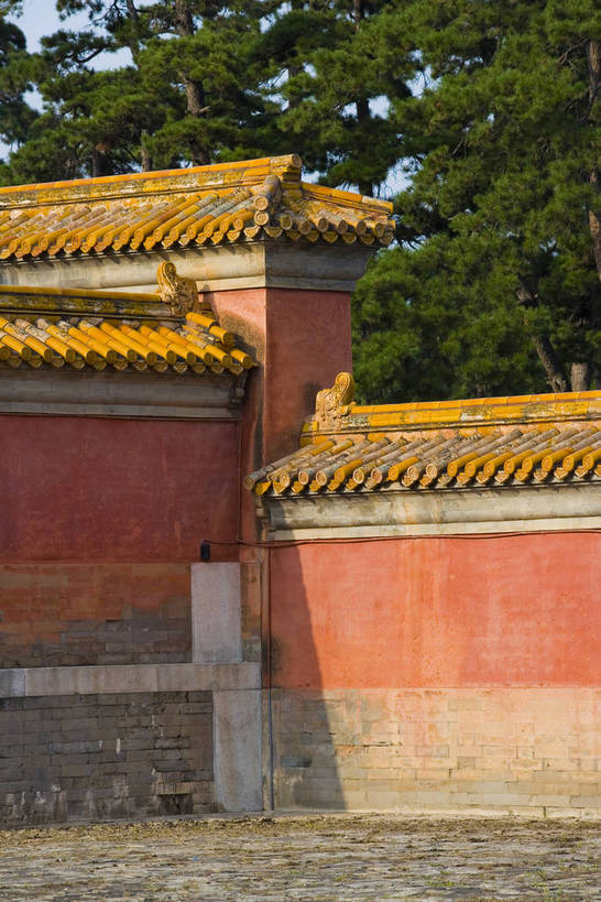竖图,彩色,旅游,度假,名胜古迹,标志建筑,地标,建筑,松树,中国,亚洲,遗迹,瓦片,屋顶,文化遗产,瓦,古迹,文物,娱乐,建设,古建筑,墙壁,黄色,红色,享受,休闲,旅游胜地,放松,摄影,琉璃瓦,古代建筑,中国文化,坚定,古文明,东亚,中华人民共和国,长寿,河北省,贞洁,橙,彩图,旅行,目的地,传统文化,清西陵,bj174