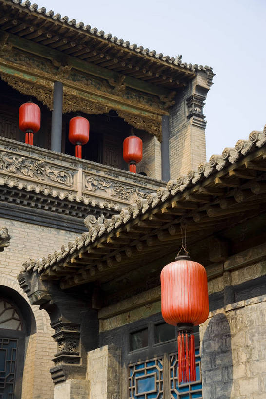 竖图,彩色,室外,白天,旅游,建筑,中国,亚洲,木制,彩绘,灯笼,雕刻,瓦片,庭院,屋顶,文化遗产,古城,历史,红灯笼,木刻,民居,古代,木制品,摄影,天井,中国文化,东亚,山西,山西省,清朝,砖雕,中华人民共和国,华北地区,晋,晋中,晋中市,古远,古代文明,乔家大院,彩图,旅行,目的地,传统文化,祁县,祁县民俗博物馆,bj174
