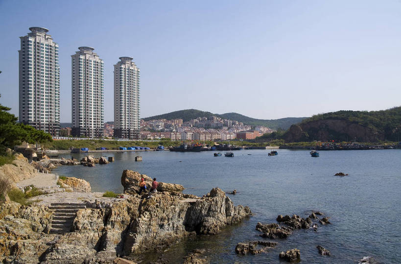 横图,室外,白天,旅游,度假,礁石,城市风光,城市,建筑,路,摩天大楼,大连,中国,亚洲,海边,娱乐,现代化,享受,休闲,旅游胜地,摩天大厦,放松,摄影,东亚,辽宁,中华人民共和国,海,彩图,海滨城市,bj174