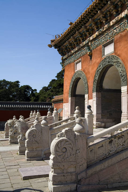 竖图,室外,白天,石头,建筑,雕塑,中国,亚洲,龙,地砖,雕像,房屋,墙,历史,古代,黄色,红色,墓地,金色,旅游胜地,摄影,坟墓,陵墓,坟场,东亚,辽宁,沈阳,世界文化遗产,中华人民共和国,古远,彩图,北陵,清昭陵,bj174