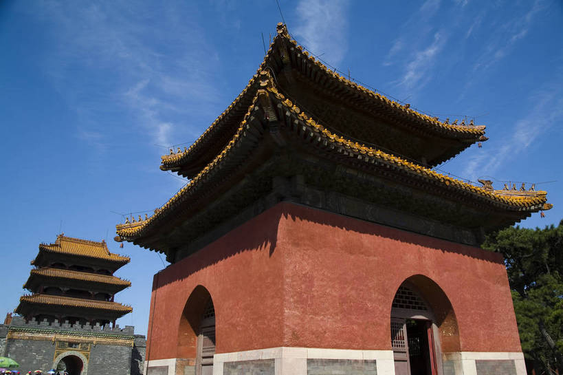 横图,室外,白天,石头,建筑,雕塑,中国,亚洲,地砖,雕像,房屋,墙,历史,古代,黄色,红色,墓地,金色,旅游胜地,摄影,坟墓,陵墓,坟场,东亚,辽宁,沈阳,世界文化遗产,中华人民共和国,古远,彩图,北陵,清昭陵,bj174