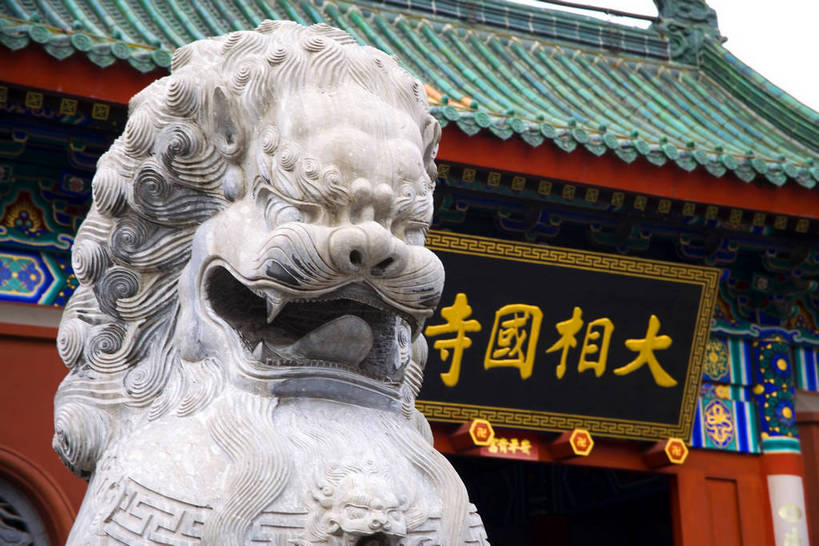 寺庙,横图,彩色,室外,白天,旅游,度假,名胜古迹,标志建筑,地标,建筑,狮子,雕塑,中国,亚洲,节日,遗迹,雕像,文化遗产,古迹,历史,文化,文物,娱乐,建设,古建筑,匾,建筑物,古代,祈祷,享受,休闲,健康,旅游胜地,放松,许愿,摄影,宗教,佛教,信仰,纪念,祈求,文明,狮,古文明,东亚,中华人民共和国,河南,释教,古远,平安,彩图,旅行,庙,寺,门匾,大相国寺,建筑结构,bj174