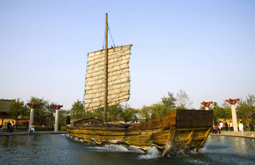 横图,彩色,室外,白天,旅游,度假,湖,名胜古迹,水,标志建筑,地标,建筑,船,中国,亚洲,遗迹,亭子,水边,小船,古迹,历史,文物,娱乐,建设,古建筑,建筑物,古代,享受,休闲,旅游胜地,放松,摄影,开封,古文明,东亚,中华人民共和国,河南省,古远,彩图,旅行,高楼,清明上河园,建筑结构,bj174