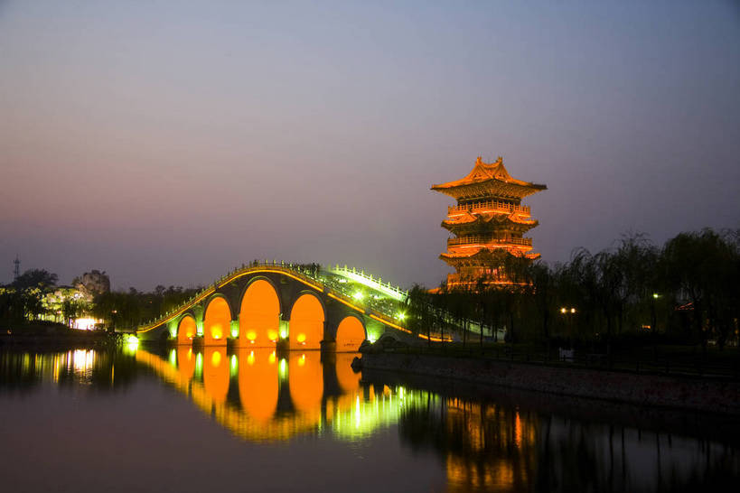 横图,彩色,室外,旅游,度假,湖,名胜古迹,标志建筑,地标,建筑,夜景,中国,亚洲,阴影,遗迹,光线,影子,亭子,灯光,古迹,历史,文物,娱乐,建设,古建筑,建筑物,古代,享受,休闲,闪耀,旅游胜地,放松,摄影,闪烁,开封,灯火通明,古文明,东亚,中华人民共和国,河南省,闪动,闪灼,古远,夜,彩图,旅行,高楼,清明上河园,建筑结构,bj174