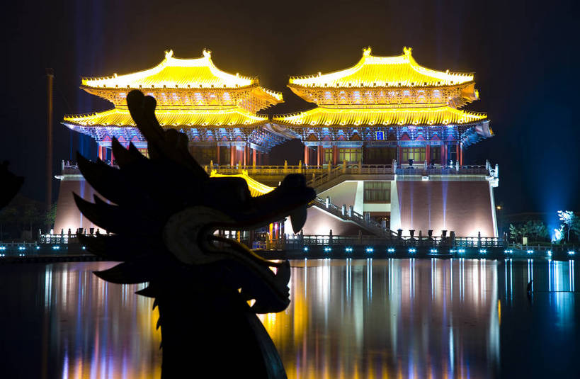 横图,彩色,室外,旅游,度假,湖,名胜古迹,标志建筑,地标,建筑,夜景,中国,亚洲,阴影,遗迹,光线,影子,亭子,灯光,古迹,历史,文物,娱乐,建设,古建筑,建筑物,古代,享受,休闲,闪耀,旅游胜地,放松,摄影,闪烁,开封,灯火通明,古文明,东亚,中华人民共和国,河南省,闪动,闪灼,古远,夜,彩图,旅行,高楼,清明上河园,建筑结构,bj174