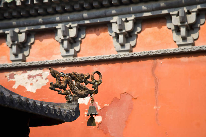 横图,彩色,室外,白天,旅游,度假,建材,名胜古迹,标志建筑,地标,建筑,中国,亚洲,遗迹,龙,浮雕,瓦片,墙,屋顶,屋檐,瓦,古迹,历史,文物,娱乐,建设,古建筑,建筑物,墙壁,墙面,古代,红色,享受,休闲,旅游胜地,放松,摄影,建造,建筑材料,古文明,东亚,屋瓦,中华人民共和国,河南省,洛阳,古远,历史人物,彩图,旅行,包公祠,建筑结构,屋面瓦,bj174