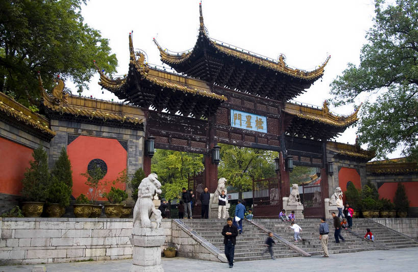 横图,彩色,室外,白天,锻炼,旅游,度假,运动,名胜古迹,门,标志建筑,地标,建筑,雕塑,南京,中国,亚洲,行人,游客,游人,遗迹,艺术,装饰,雕刻,雕像,图片,柱子,大门,文化遗产,古迹,历史,文物,娱乐,建设,古建筑,江苏,路人,旅客,古代,工艺品,一群人,晨练,享受,休闲,旅游胜地,放松,摄影,古代建筑,纪念,美术,中国文化,室外运动,主题,户外运动,陈列,古文明,东亚,江苏省,南京市,中华人民共和国,华东地区,苏,省会,功能,美学,古远,古代文明,过客,体育,石头城,彩图,健身,旅行,秦淮区,传统文化,飞檐,朝天宫,bj174