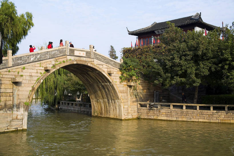 公园,横图,彩色,室外,特写,白天,旅游,度假,名胜古迹,植物,标志建筑,地标,建筑,雕塑,中国,遗迹,艺术,装饰,雕刻,雕像,盆栽,图片,墙,庭院,拱门,建筑群,院子,盆景,古典,古迹,文物,娱乐,建设,古建筑,江苏,苏州,墙壁,墙面,绿色,自然,工艺品,享受,休闲,旅游胜地,放松,摄影,生长,成长,纪念,园林,美术,中国文化,主题,陈列,古文明,东亚,寒山寺,功能,美学,苏州园林,旅行,传统文化,bj174