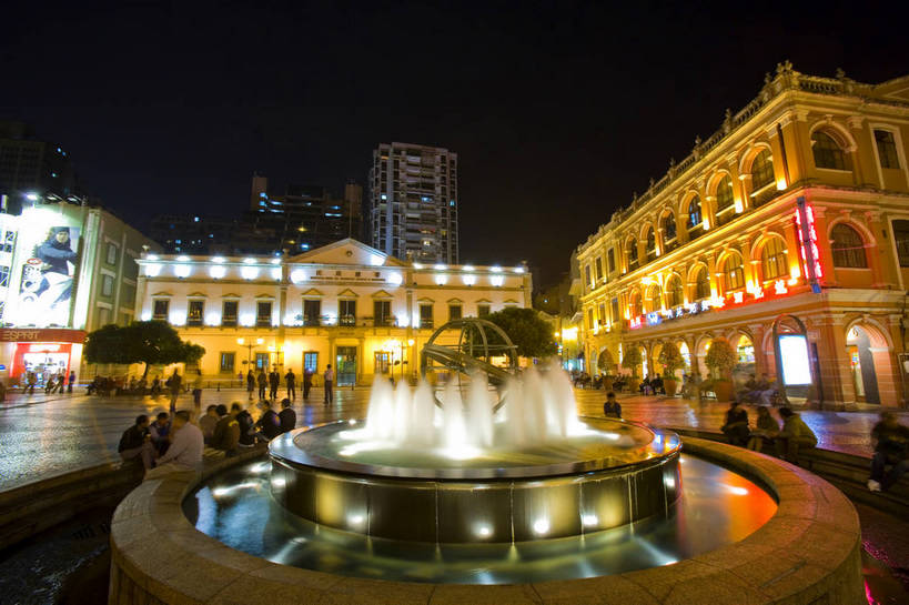 横图,彩色,室外,夜晚,旅游,度假,名胜古迹,标志建筑,地标,建筑,路灯,夜景,澳门,中国,亚洲,行人,游客,游人,阴影,遗迹,光线,图片,影子,文化遗产,灯光,古迹,历史,文物,娱乐,建设,古建筑,路人,旅客,台阶,享受,休闲,闪耀,旅游胜地,放松,摄影,闪烁,欧式建筑,灯火通明,古文明,东亚,中华人民共和国,闪动,闪灼,过客,旅游者,彩图,旅行,大三巴,bj174