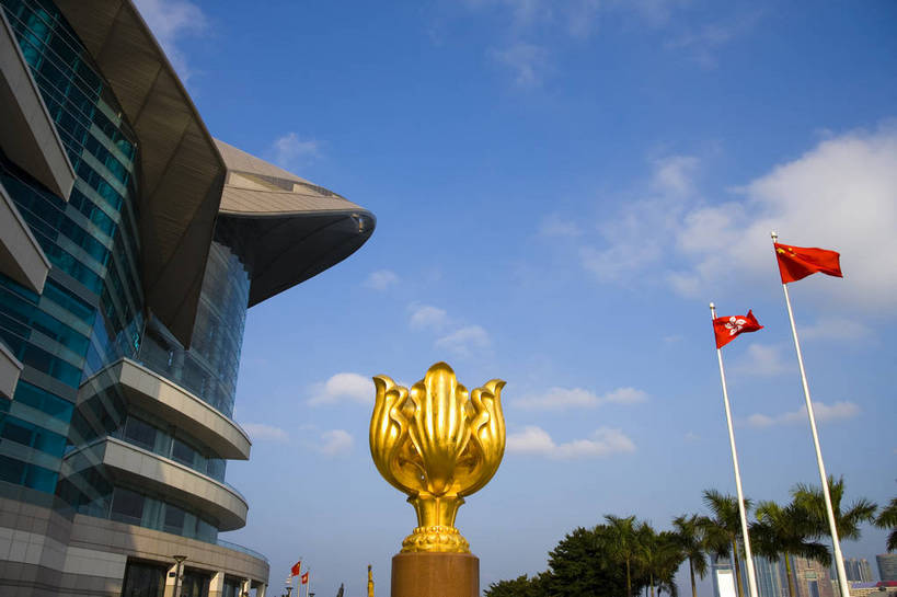 横图,彩色,室外,白天,旅游,度假,美景,城市风光,城市,旗帜,国旗,雕塑,香港,中国,亚洲,行人,游客,游人,艺术,装饰,雕刻,雕像,塑像,图片,景观,建筑群,娱乐,红旗,旗子,路人,旅客,工艺品,享受,休闲,金色,旅游胜地,摩天大厦,景色,放松,摄影,纪念,美术,主题,参观,陈列,紫荆花,东亚,中华人民共和国,功能,美学,旌旗,旗号,繁荣,发达,过客,旗,旅游者,彩图,旅行,bj174