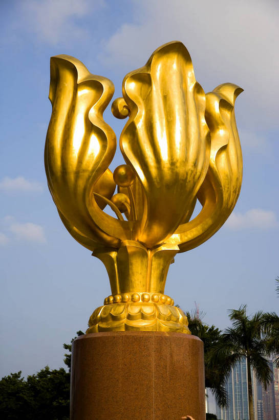 竖图,彩色,室外,白天,旅游,度假,美景,城市风光,城市,雕塑,香港,中国,亚洲,行人,游客,游人,艺术,装饰,雕刻,雕像,塑像,图片,景观,娱乐,路人,旅客,工艺品,享受,休闲,金色,旅游胜地,景色,放松,竖,摄影,纪念,美术,主题,参观,陈列,紫荆花,东亚,中华人民共和国,功能,美学,繁荣,发达,过客,旅游者,彩图,旅行,bj174