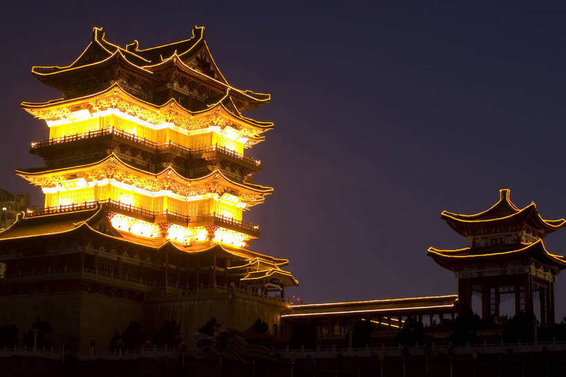 横图,彩色,室外,夜晚,旅游,度假,名胜古迹,标志建筑,地标,建筑,夜景,雕塑,中国,亚洲,阴影,遗迹,艺术,装饰,光线,雕刻,雕像,图片,影子,柱子,文化遗产,建筑群,灯光,古典,古迹,文物,娱乐,建设,古建筑,工艺品,享受,休闲,闪耀,旅游胜地,放松,摄影,人文景观,古代建筑,纪念,美术,闪烁,中国文化,主题,陈列,灯火通明,古文明,东亚,江西省,南昌,中华人民共和国,功能,美学,闪动,闪灼,彩图,旅行,滕王阁,飞檐,bj174