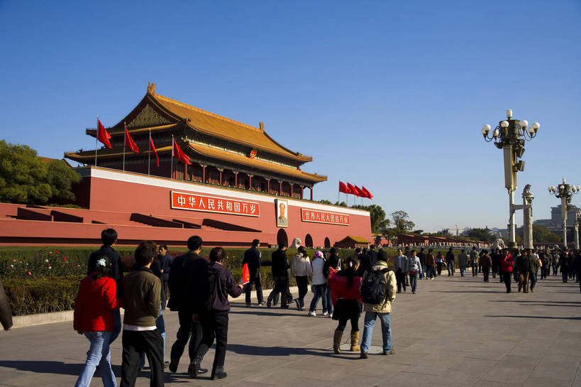 天安门,栏杆,横图,彩色,室外,白天,旅游,度假,名胜古迹,标志建筑,地标,建筑,国旗,雕塑,北京,天安门广场,中国,亚洲,士兵,行人,游客,游人,遗迹,艺术,装饰,标语,雕刻,雕像,图片,柱子,文化遗产,桥,古迹,文物,娱乐,红旗,建设,古建筑,路人,旅客,工艺品,享受,休闲,旅游胜地,放松,摄影,城楼,古代建筑,纪念,美术,神圣,庄重,中国文化,主题,政治,陈列,古文明,东亚,中华人民共和国,功能,美学,庄严,过客,旅游者,彩图,旅行,bj174