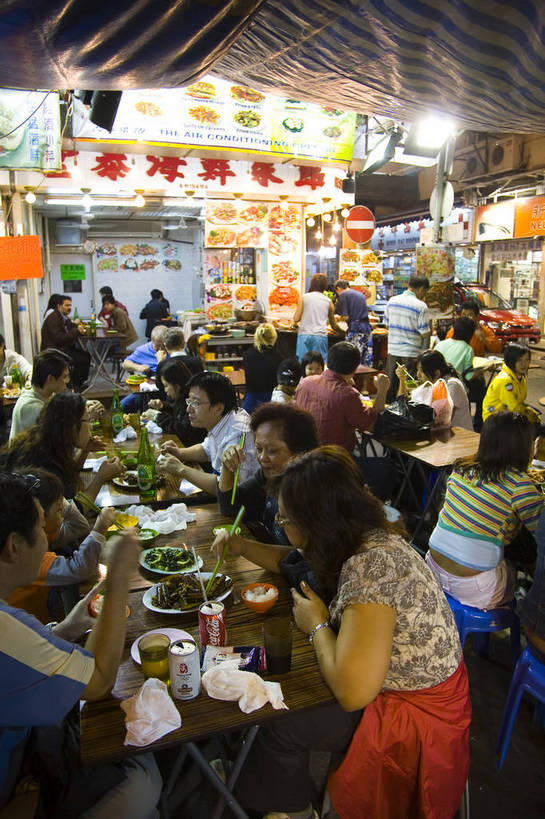 人群,竖图,彩色,室外,夜晚,旅游,度假,美景,城市风光,城市,道路,街道,路,公路,香港,中国,亚洲,行人,游客,游人,图片,景观,交通,娱乐,路人,旅客,人流,享受,休闲,旅游胜地,景色,放松,竖,摄影,生活方式,港,参观,东亚,九龙,旺角,香港特别行政区,港澳台,中华人民共和国,繁荣,九龙半岛,发达,油麻地,过客,油尖旺区,马路,旅游者,彩图,旅行,居住区,大排档,庙街,庙街夜市,bj174