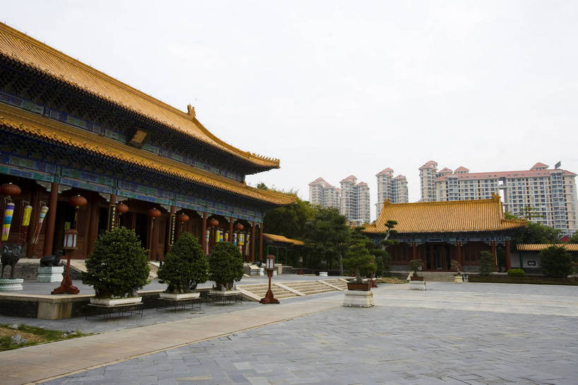 横图,彩色,室外,白天,旅游,度假,美景,名胜古迹,门,城市风光,标志建筑,城市,地标,建筑,雕塑,中国,亚洲,遗迹,艺术,装饰,灯笼,雕刻,雕像,牌匾,柱子,大门,景观,文化遗产,建筑群,古典,古迹,文物,娱乐,建设,传统,古建筑,特色,红色,白云,蓝天,工艺品,门框,天,享受,休闲,旅游胜地,景色,放松,摄影,古代建筑,纪念,美术,主题,特殊,参观,陈列,古文明,东亚,广东,珠海,广东省,中华人民共和国,华南地区,功能,美学,粤,珠海市,特别,彩图,观光,旅行,门匾,飞檐,圆明新园,bj174