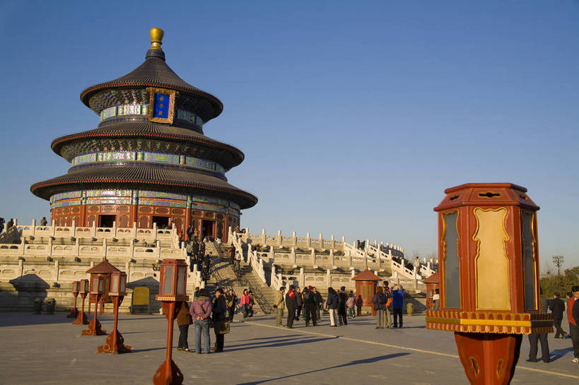 人群,天坛,宫殿,横图,彩色,室外,白天,旅游,度假,名胜古迹,标志建筑,地标,建筑,雕塑,北京,中国,亚洲,游人,风俗,清澈,遗迹,艺术,装饰,雕刻,雕像,柱子,屋顶,文化遗产,瓦,顶,古迹,历史,文物,娱乐,建设,传统,古建筑,顶部,灯,蓝天,工艺品,天,享受,休闲,旅游胜地,放松,精神,气派,摄影,琉璃瓦,古代建筑,纪念,美术,祭祀,权威,象征,高贵,美好,主题,感受,参观,陈列,古文明,东亚,中华人民共和国,功能,美学,权力,威严,权势,伟大,古代文明,明澈,清彻,清亮,制度,特征,皇家,势力,彩图,旅行,bj174