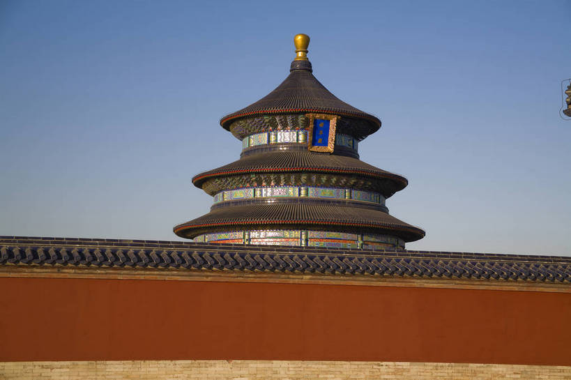 人群,天坛,宫殿,横图,彩色,室外,白天,旅游,度假,名胜古迹,标志建筑,地标,建筑,雕塑,北京,中国,亚洲,游人,局部,风俗,清澈,遗迹,艺术,装饰,雕刻,雕像,柱子,屋顶,文化遗产,瓦,顶,古迹,历史,文物,娱乐,建设,传统,古建筑,顶部,灯,蓝天,工艺品,天,享受,休闲,旅游胜地,放松,精神,气派,摄影,琉璃瓦,古代建筑,纪念,部分,美术,祭祀,权威,象征,高贵,美好,主题,感受,参观,陈列,古文明,东亚,中华人民共和国,功能,美学,权力,威严,权势,伟大,古代文明,明澈,清彻,清亮,制度,特征,皇家,势力,彩图,旅行,bj174