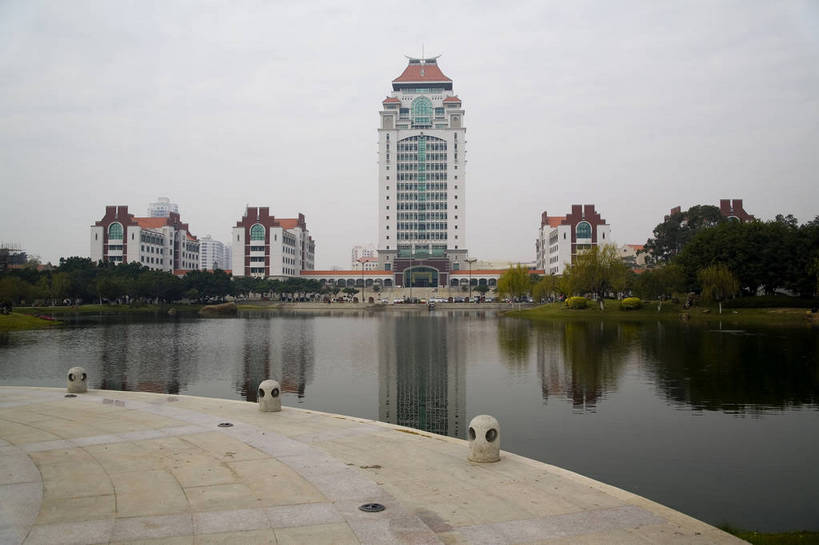 人群,学生,学校,横图,彩色,室外,旅游,度假,美景,名胜古迹,树林,水,天际线,城市风光,标志建筑,城市,大厦,地标,建筑,中国,亚洲,遗迹,海边,景观,古迹,文物,娱乐,建设,现代,古建筑,厦门,厦门大学,现代建筑,校园,学府,特色,树,树木,白云,蓝天,海水,绿地,绿化带,天,享受,休闲,广阔,旅游胜地,景色,放松,摄影,生活方式,经济,轮廓,居住,海滨,美好,文明,特殊,参观,古文明,东亚,发展,福建省,厦门市,中华人民共和国,开阔,繁荣,进步,发达,交流,彩图,观光,旅行,大学,高楼,居住区,bj174