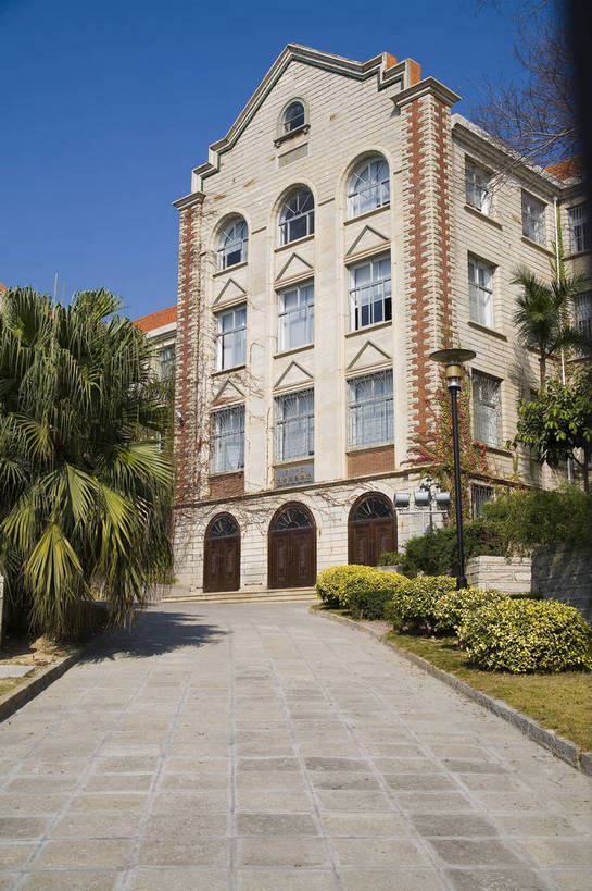 人群,学校,竖图,彩色,室外,旅游,度假,美景,名胜古迹,树林,水,天际线,城市风光,标志建筑,城市,大厦,地标,建筑,中国,亚洲,遗迹,海边,景观,公寓,古迹,文物,娱乐,建设,现代,古建筑,厦门,厦门大学,现代建筑,校园,学府,特色,树,树木,白云,蓝天,海水,绿地,绿化带,天,享受,休闲,广阔,旅游胜地,景色,放松,竖,摄影,生活方式,经济,轮廓,居住,矗立,海滨,美好,文明,特殊,耸立,参观,古文明,东亚,发展,福建省,厦门市,中华人民共和国,开阔,挺立,繁荣,进步,发达,交流,彩图,观光,旅行,大学,高楼,居住区,bj174