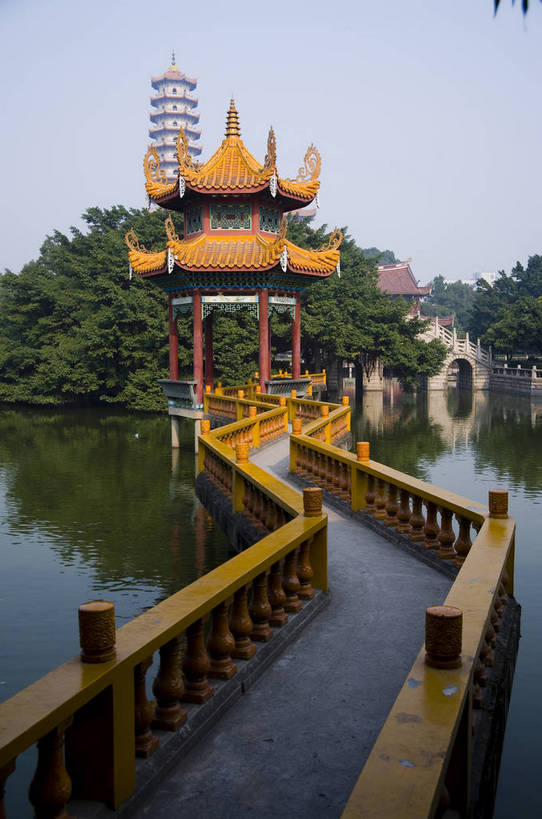 人群,寺庙,竖图,彩色,室外,白天,旅游,度假,湖,名胜古迹,水,标志建筑,地标,建筑,野生动物,雕塑,中国,亚洲,节日,遗迹,艺术,装饰,木质,龙,雕刻,雕像,浮雕,塑像,柱子,长廊,房屋,楼阁,亭子,屋子,文化遗产,走廊,古典,教育,古迹,历史,文化,文物,娱乐,建设,佛,古建筑,天王殿,楼房,石雕,树,树木,古代,阳光,动物,工艺品,凉亭,湖水,祈祷,享受,休闲,健康,旅游胜地,放松,竖,思想,许愿,摄影,宗教,回廊,佛教,信仰,古代建筑,烧香,纪念,精致,拜,祈求,美术,矗立,清新,文明,中国文化,主题,耸立,凶猛,陈列,古文明,东亚,福建省,中华人民共和国,功能,美学,挺立,福州,释教,古远,古代文明,流传,幽静,残暴,平安,凶残,旅行,房子,庙,寺,传统文化,架空,西禅寺,bj174