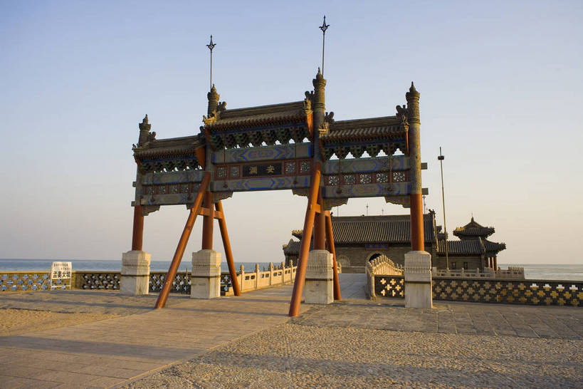 横图,彩色,室外,白天,旅游,度假,名胜古迹,标志建筑,地标,建筑,长城,中国,亚洲,风俗,遗迹,壮观,文化遗产,冬天,古城,辽阔,古典,宏伟,古迹,历史,文物,娱乐,建设,传统,城墙,古建筑,历史建筑,特色,古代,蓝天,天空,天,享受,休闲,广阔,旅游胜地,放松,精神,摄影,城楼,古代建筑,纪念,文明,中国文化,特殊,防御,古文明,东亚,古长城,中华人民共和国,河北省,秦皇岛,抵抗,奇迹,古远,伟大,流传,制度,特别,旅行,传统文化,老龙头,山海关,bj174