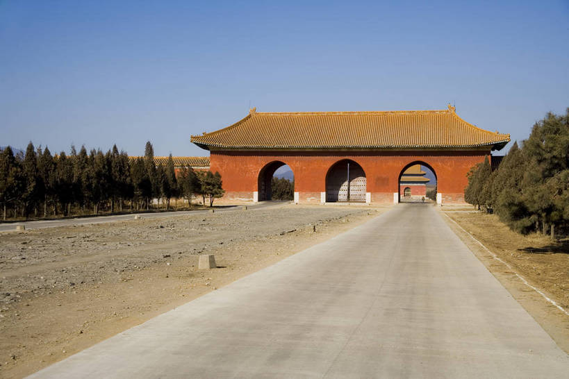 横图,彩色,室外,白天,旅游,度假,神秘,名胜古迹,门,标志建筑,道路,地标,建筑,路,公路,中国,亚洲,花纹,风俗,遗迹,艺术,雕刻,雕像,图案,楼阁,文化遗产,交通,古迹,历史,文物,娱乐,建设,传统,古建筑,享受,休闲,旅游胜地,放松,精神,气派,摄影,古代建筑,权威,陵墓,象征,高贵,美好,拱形门,感受,图样,参观,古文明,东亚,中华人民共和国,权力,河北,威严,权势,伟大,古代文明,制度,特征,皇家,势力,马路,彩图,旅行,皇陵,东陵,清东陵,bj174
