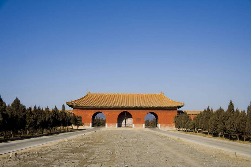 横图,彩色,室外,白天,旅游,度假,神秘,名胜古迹,门,标志建筑,道路,地标,建筑,路,公路,中国,亚洲,花纹,风俗,遗迹,艺术,雕刻,雕像,图案,楼阁,文化遗产,交通,古迹,历史,文物,娱乐,建设,传统,古建筑,享受,休闲,旅游胜地,放松,精神,气派,摄影,古代建筑,权威,陵墓,象征,高贵,美好,拱形门,感受,图样,参观,古文明,东亚,中华人民共和国,权力,河北,威严,权势,伟大,古代文明,制度,特征,皇家,势力,马路,彩图,旅行,皇陵,东陵,清东陵,bj174