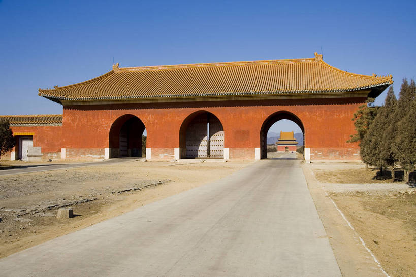 横图,彩色,室外,白天,旅游,度假,神秘,名胜古迹,门,标志建筑,道路,地标,建筑,路,公路,中国,亚洲,花纹,风俗,遗迹,艺术,雕刻,雕像,图案,楼阁,文化遗产,交通,古迹,历史,文物,娱乐,建设,传统,古建筑,享受,休闲,旅游胜地,放松,精神,气派,摄影,古代建筑,权威,陵墓,象征,高贵,美好,拱形门,感受,图样,参观,古文明,东亚,中华人民共和国,权力,河北,威严,权势,伟大,古代文明,制度,特征,皇家,势力,马路,彩图,旅行,皇陵,东陵,清东陵,bj174