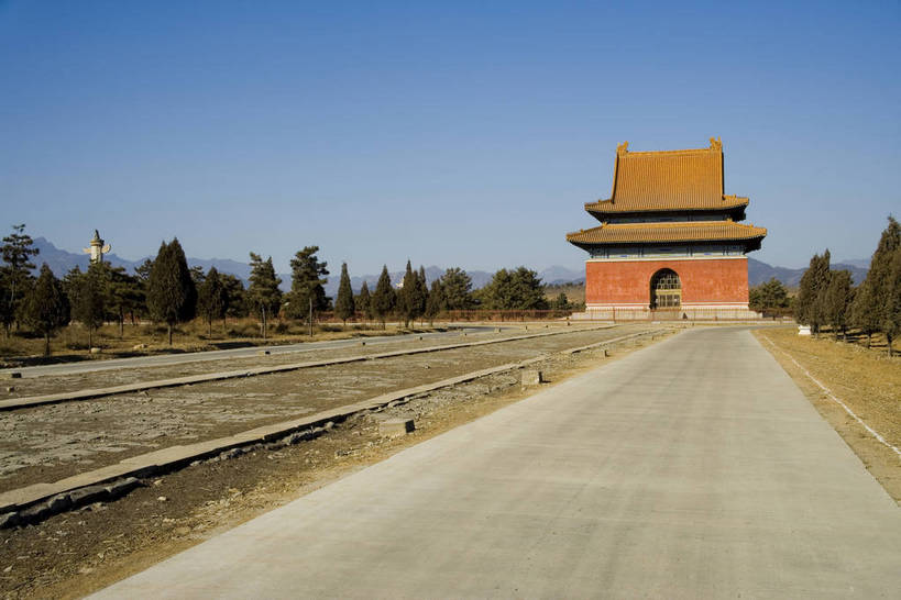 横图,彩色,室外,白天,旅游,度假,神秘,名胜古迹,门,标志建筑,道路,地标,建筑,路,公路,中国,亚洲,花纹,风俗,遗迹,艺术,雕刻,雕像,图案,楼阁,文化遗产,交通,古迹,历史,文物,娱乐,建设,传统,古建筑,享受,休闲,旅游胜地,放松,精神,气派,摄影,古代建筑,权威,陵墓,象征,高贵,美好,拱形门,感受,图样,参观,古文明,东亚,中华人民共和国,权力,河北,威严,权势,伟大,古代文明,制度,特征,皇家,势力,马路,彩图,旅行,皇陵,东陵,清东陵,bj174